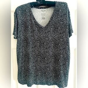 Take on the day in style with this women's essential tee from Nine West, LG